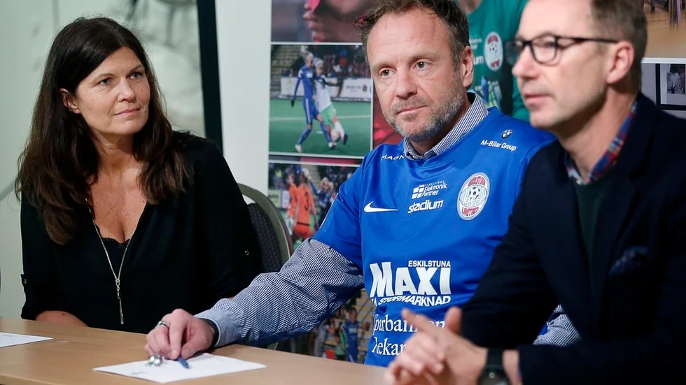 Ordföranden Anna Linnakallio och elitrådets Tommy Svensson tillsammans med nye tränaren Jonas Björkgren (mitten).
