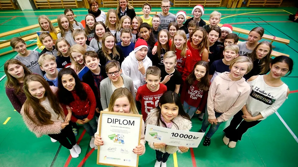 Under hösten har Hällby skolas femteklasser jobbat för att öka återvinningen av dryckeskartonger. Det så bra att de på onsdagen fick 10 000 kronor till sina respektive klassresor. Eleverna har bland annat nått ett snitt på 95 procents återvinning i sina egna hem. Rikssnittet är 40 procent.
