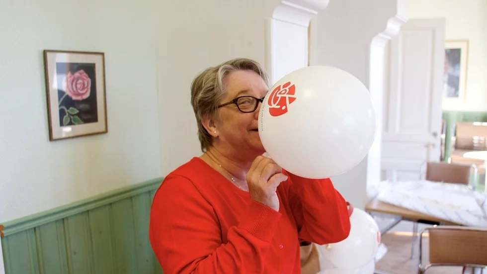 Kristina Jonsson tog på sig arbetat att blås upp ballonger med S-loggan på i Arbetarkommunens hus på Köpmangatan.
