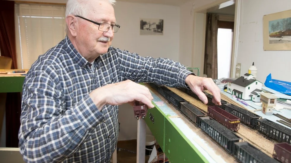 Hans Rönnblom sätter en urspårad vagn tillbaka på spåret igen.