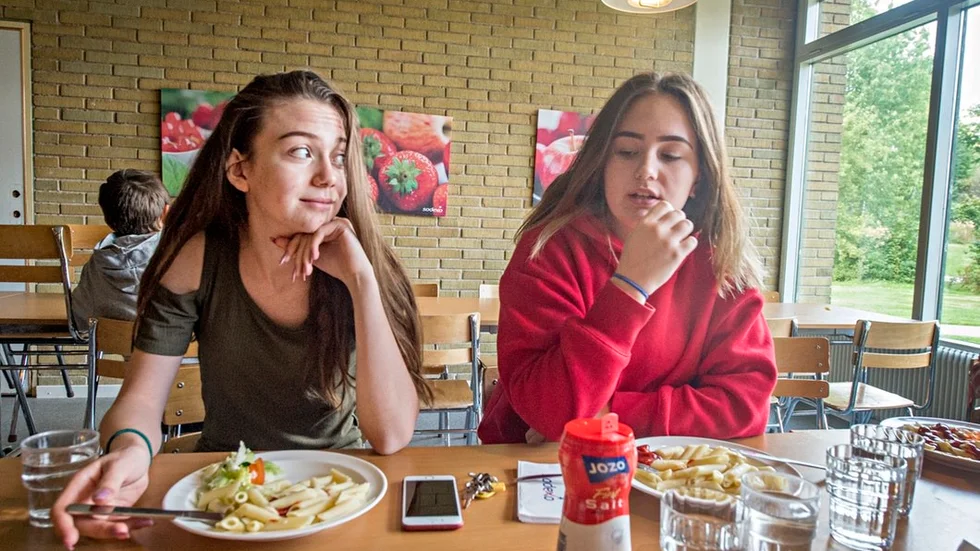 Även elever som inte är veganer tycker att det borde serveras veganskt alternativ till lunch i skolan. – Det är mest vanligt att man är vegetarian eller vegan, säger Nora Asllani. Till höger Arxhira Osman.