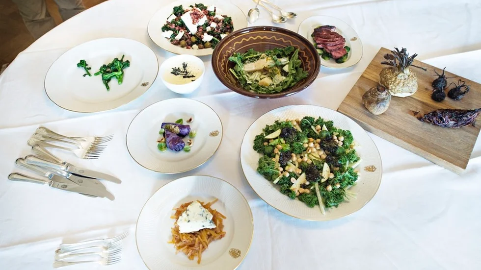 Allt oftare serveras vegetarisk mat när kommuner, företag och myndigheter är på konferens. Orsakerna är flera – miljömässiga, hälsomässiga, ekonomiska och praktiska.