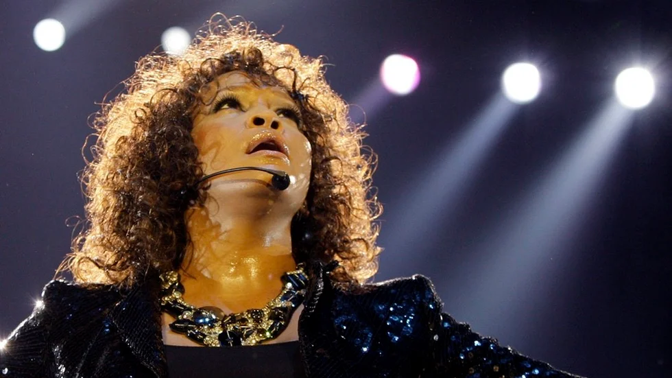 Whitney Houston (1963-2012) betalade ett högt personligt pris för sin förmåga att beröra människor med sin sång. Livet som megastjärna tog sin tribut. Whitney Houston blev bara 48 år gammal.