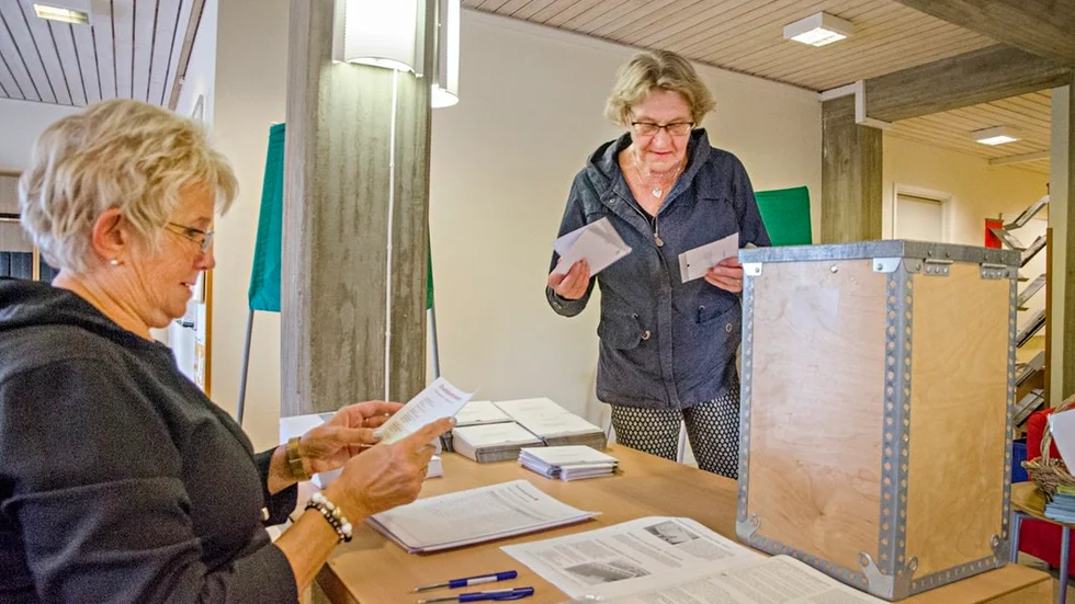 Hellny Nordström har gått till Oxelösunds församlingshem för att förtidsrösta i kyrkovalet. Inga-Lill Erixon som är röstmottagare tycker att det är ovanligt många som valt att förtidsrösta.