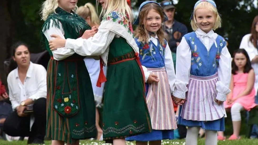 Från vänster. Emy Sohlström och Flora Krantz i Tornedalsdräkter och Elsa Svedberg och Lydia Eklöf i Julitadräkter.
