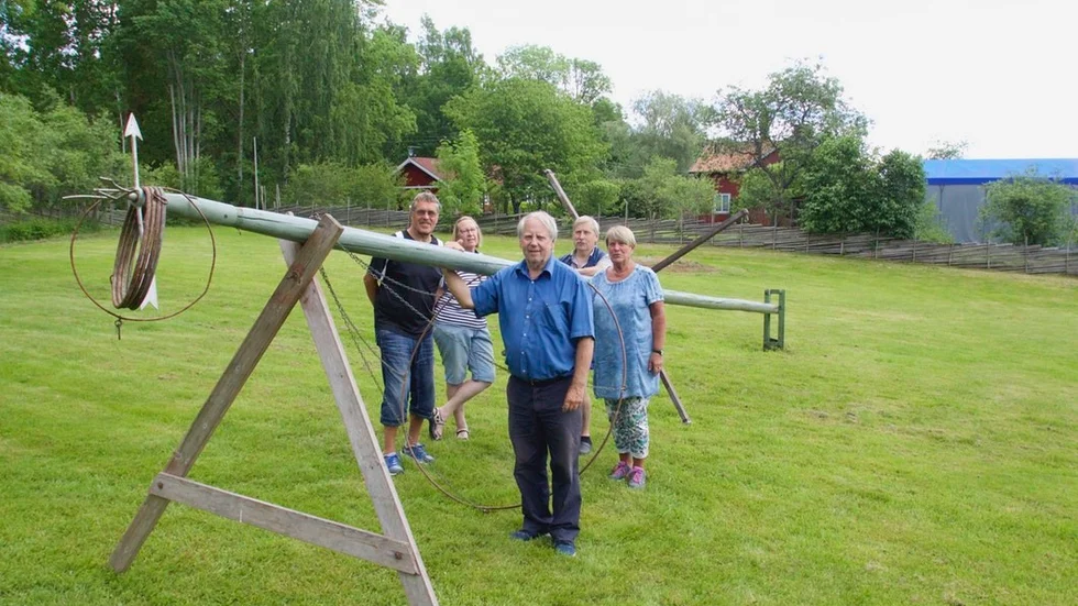Midsommarstången är framtagen och ligger redo för att kläs med liljekonvaljblad och blommor på torsdag. Från vänster: Lasse Eriksson, Evy Ridell, Lars Ohlsson, Jan Ridell och Lena Eriksson.