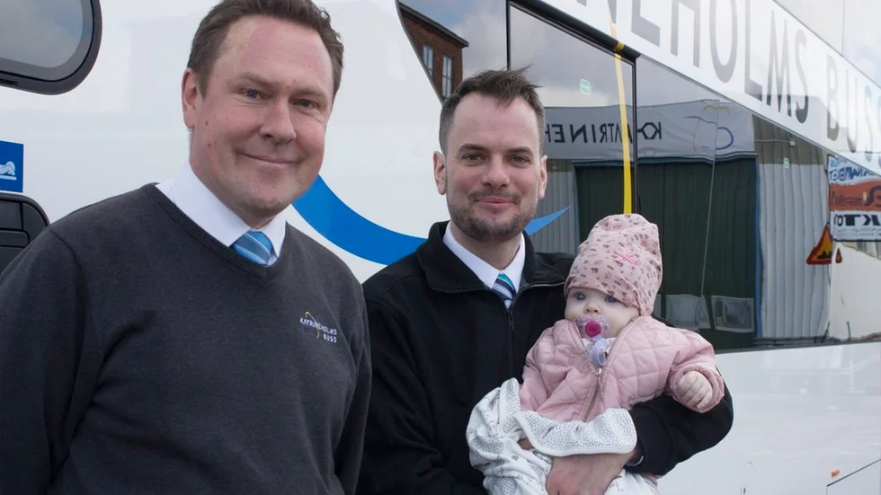 Sven Carlsson och Martin Kylestorp grundade CK buss AB 2007. 2008 bytte bolaget namn till Katrineholms buss AB. Med på bilden är också Martins dotter Penny.