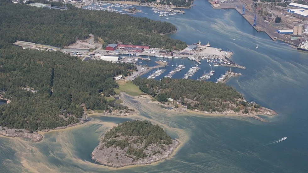 Än så länge lyser algblomningen längs Sörmlandskusten med sin frånvaro. Annat var det i Oxelösund 2014 när den här bilden togs. Arkivfoto: Kustbevakningen
