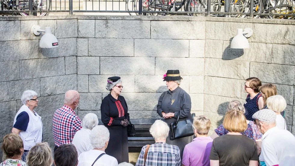 Nya stadsvandringar, bland annat med historiskt tema, väntar. Bilden är från en av förra sommarens vandringar.