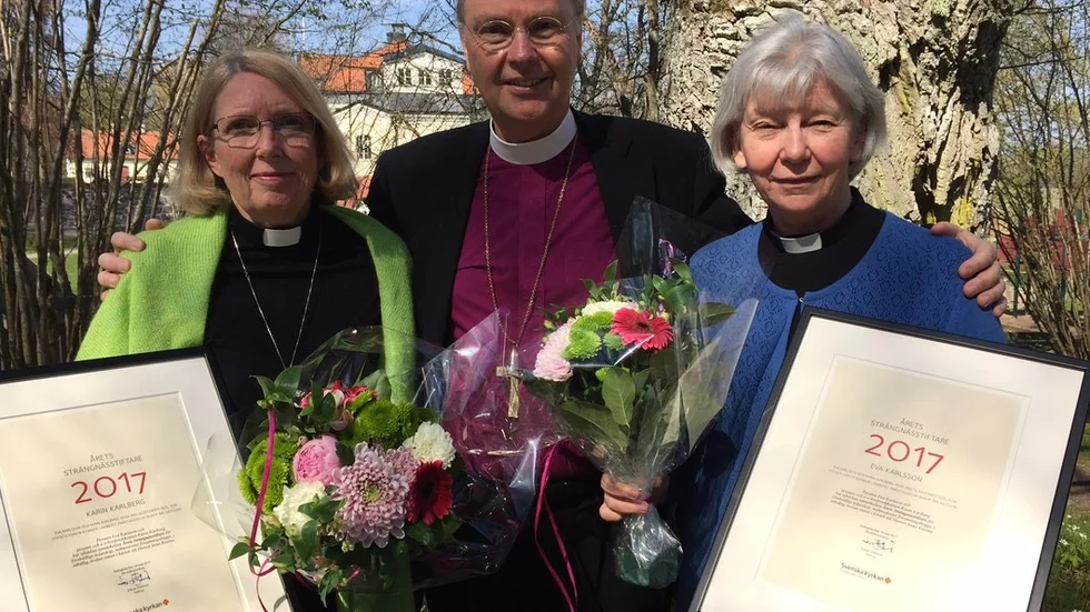 Prostarna Eva Karlsson, Katrineholm (till höger), och Karin Karlberg, Södertälje, har fått Strängnäs stifts utmärkelse Årets Strängnässtiftare. Biskop Johan Dalman överlämnade diplom och stipendium. Foto: Miriam Arrebäck
