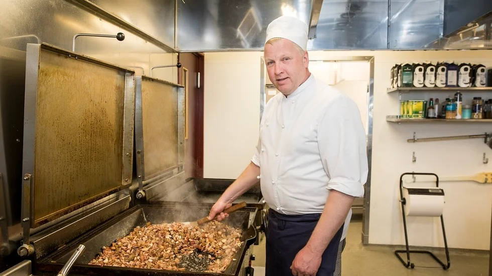 Michael Hofstedt har slutit cirkeln och är tillbaka i Ericssons före detta matsal. Det är vid spisen när maten puttrar som han trivs bäst.