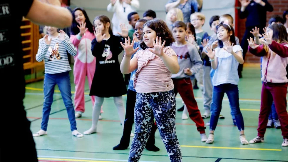 Entusiasmen var stor när en förskoleklass och en förstaklass på Björktorpsskolan  tog sig an "This Is Me"under Tobias Karlssons ledning.