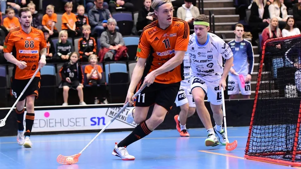 Jonathan Hallin flyttades med stor framgång ner på backposition under den gångna säsongen. Det står nu klart att 23-åringen kör vidare med Onyx.