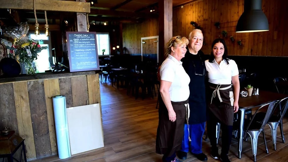 Anne Ahlman, Mohamad Choukeir och Mona Choukeir sköter ruljansen på Lunds gård, mat och bar.