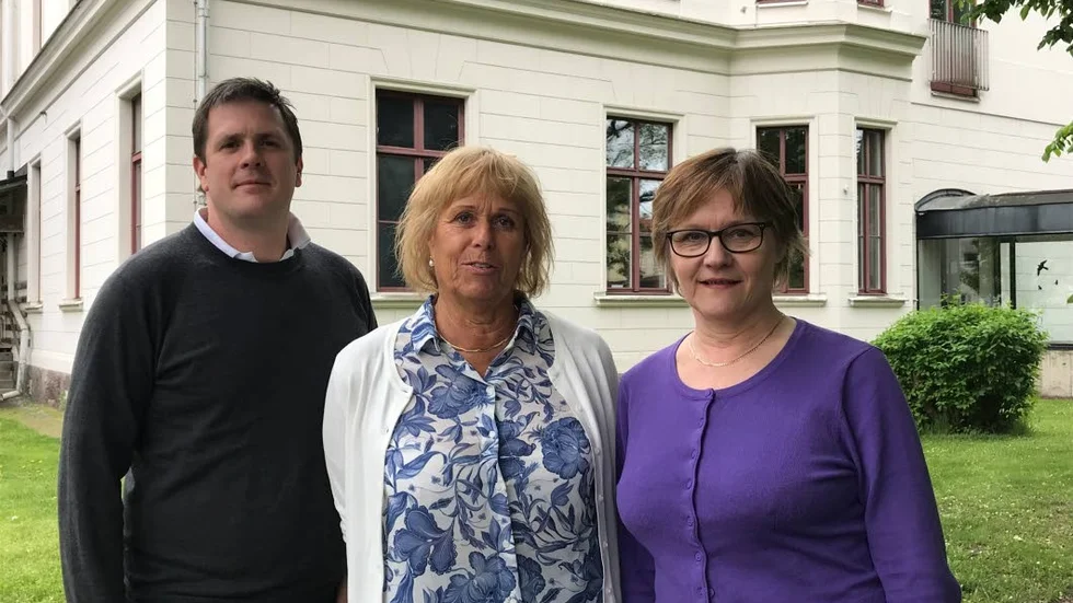 Magnus Leivik (M), Ewa Callhammar (L) och Marie-Louise Forslund-Mustanimei (KD) undrar var region Sörmland ska spara en kvarts miljard.