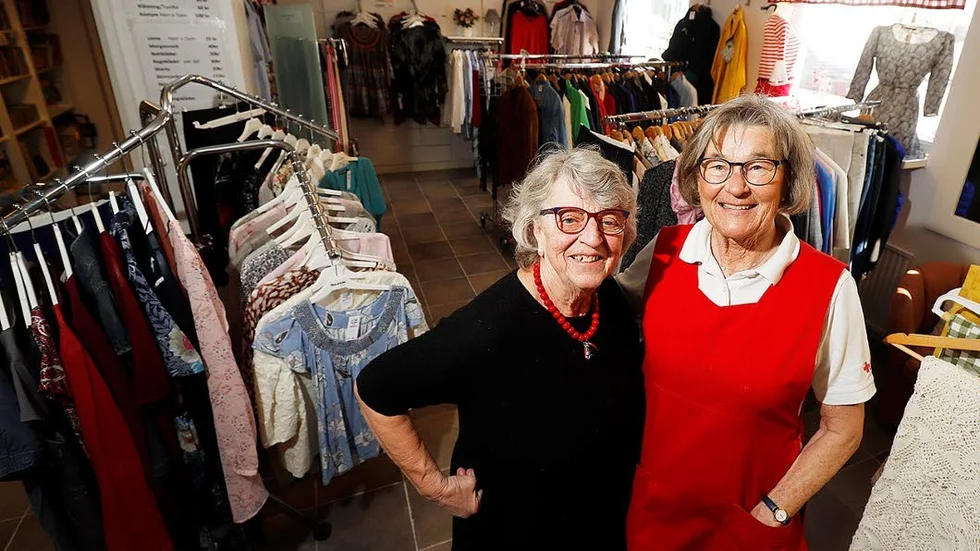 Katarina Sandmark och Margareta Ågerup på second handbutiken Kupan i Mariefred.