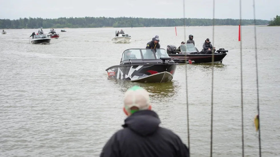 Fisketemen kommer till baka till hamnen i Östhammar.