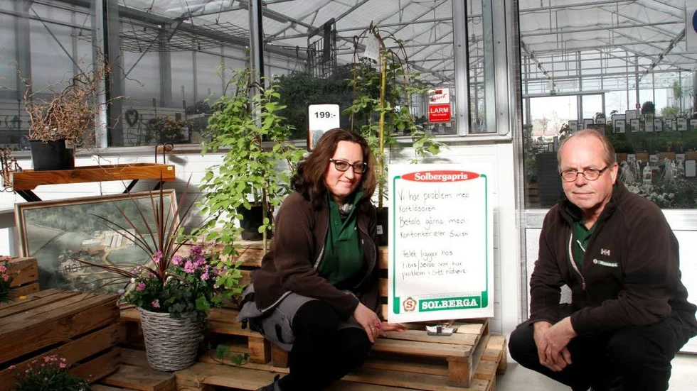 Anna Carreman Strzeszewska och Bert Carreman på Solberga blommor tvingades klara sig utan internet i en hel vecka.