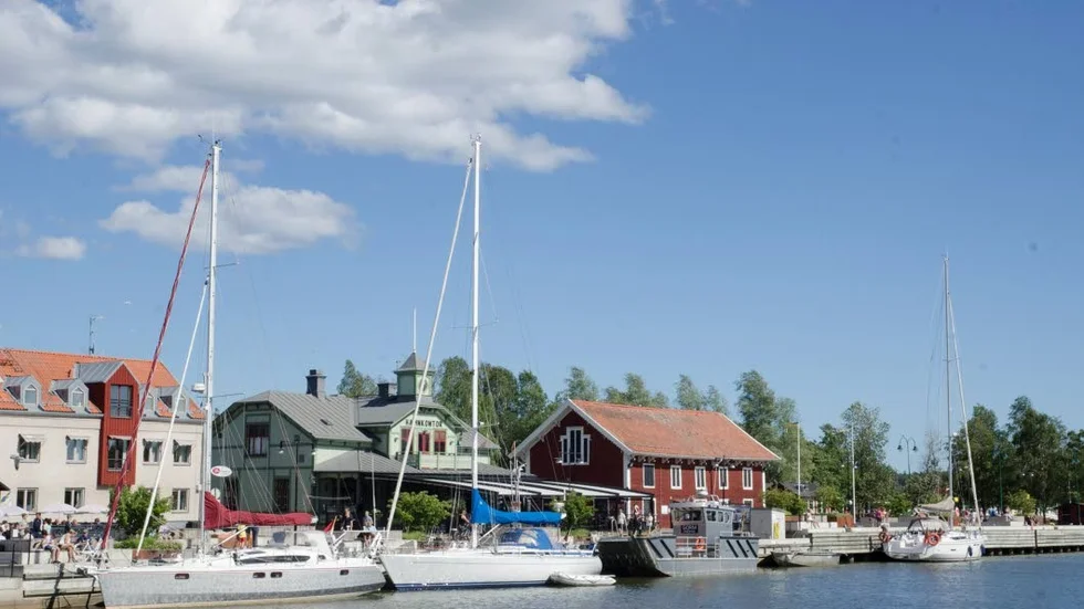Det blir allsång nere i hamnen.