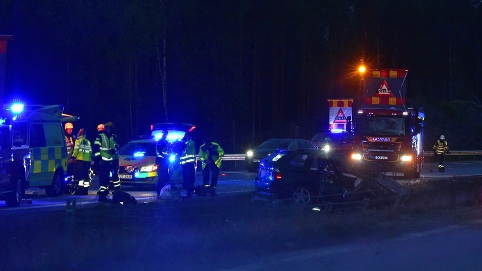 Två personer har förts till sjukhus efter olyckan.