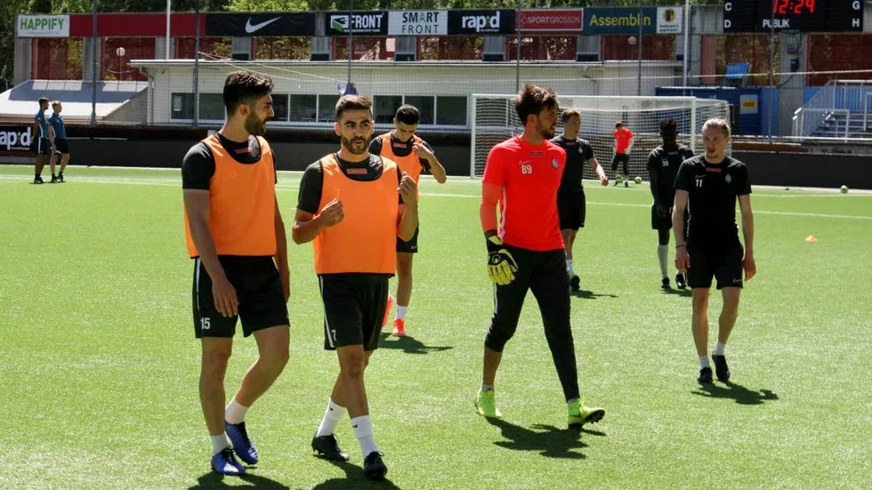 Raúl León (i orange väst till höger) provspelar just nu med AFC Eskilstuna där även brodern José León (till vänster) är på lån.