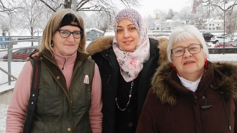 Elisabeth Gustafsson och Gunilla Andersson flankerar sin kompis Manal Hasoneh.