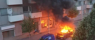 Bil totalförstörd i brand