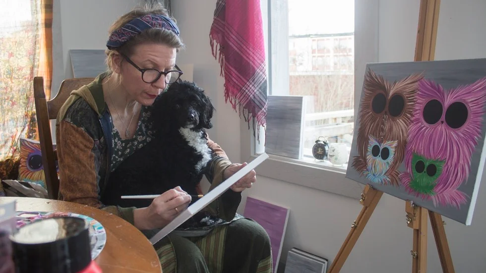 Jenny Wistbacka omger sig gärna med hunden Molle och familjens andra djur när hon målar. Hon har valt att arbeta i akryl, inte minst för att wugglorna kommer till i flera lager. "Oljan tar för lång tid", säger hon.