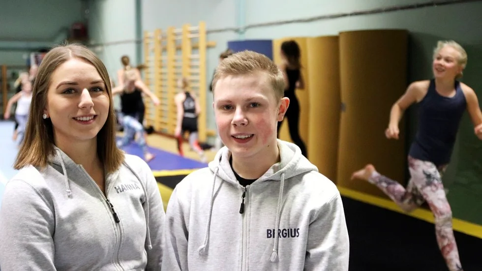 John Bergius och Hanna Carlsson tävlar och tränar tillsammans, dessutom tränar de andra ungdomar tillsammans.