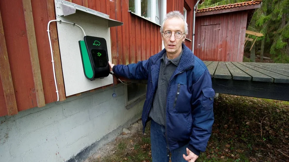 När Ulf Hylander skickade in kvittot för sin laddbox fick han beskedet att stödet på 50 procent hade tagits bort. Nu återinförs det, om regeringens vårändringsbudget röstas igenom i riksdagen.