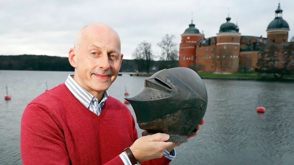 Historiska föremål utgör både hobby och yrke för Mariefredsbon Max Sjöberg, känd från 30-årsjubilerande Antikrundan. Hjälmen han håller upp är från Gustav Vasas tid, men har inte någon känd koppling till Gripsholms slott.