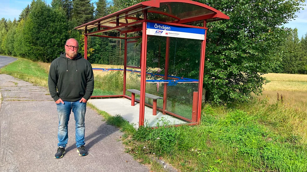 Andreas Nilsson vid busshållsplatsen på "Kryddhyllan". "Min dotter som börjar femte klass får inte åka buss i år fast hon har tre kilometer till skolan. Nu har kommunen mätt upp en ny färdväg som är 130 meter kortare än i fjol".