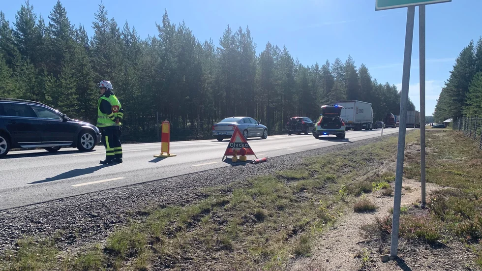Under tiden räddningsarbetet pågick fick trafiken släppas på växelvis förbi olycksplatsen.
