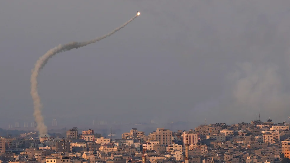 Raketer avfyras över staden Gaza mot mål i Israel på söndagen.