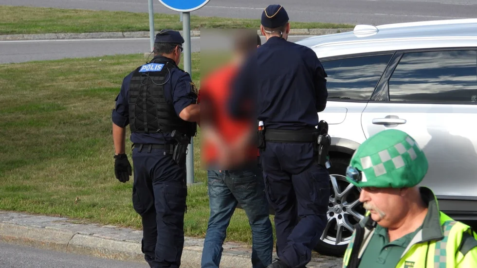 I rondellen vid Vrinnevisjukhuset kolliderade bilen innan den fortsatte in mot centrum. En av passagerarna greps i samband med krocken.