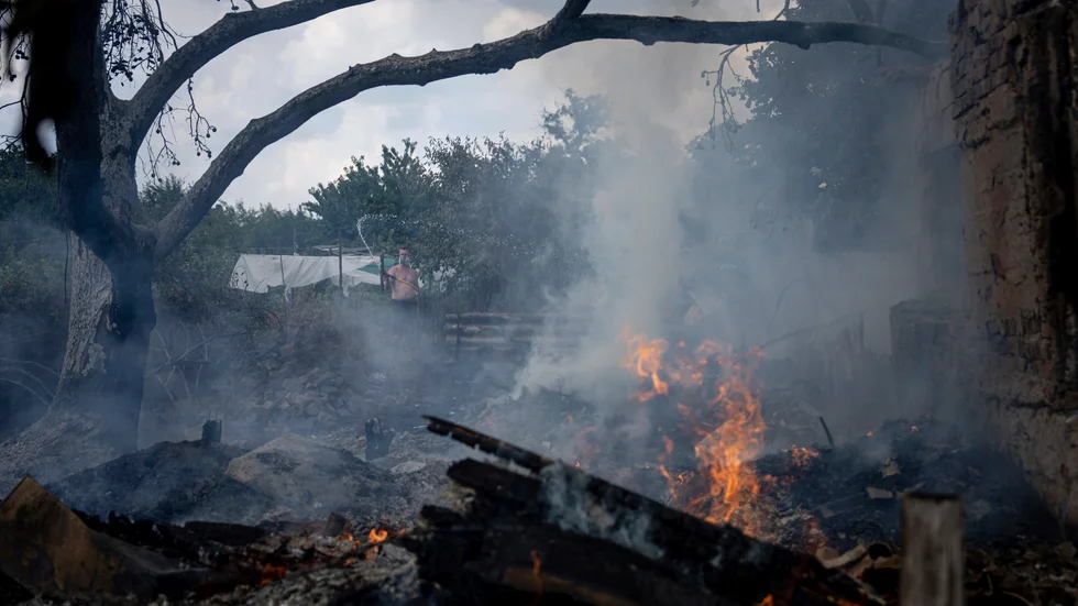 Rapporten hävdar att ukrainsk militär använder bostadsområden, inklusive skolor och sjukhus, som baser. På bilden syns ett hus i Mykolajiv i sydöstra Ukraina som förstörts i ett ryskt anfall. Arkivbild.