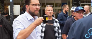 SD-ledaren på blixtvisit i Skellefteå • Mingel och selfies på torget: ”Vi behöver Jimmie”
