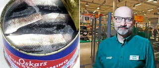 Surströmmingsbrist hotar – butikshyllorna i Eskilstuna gapar tomma: "Många samtal från folk som jagar burkarna"