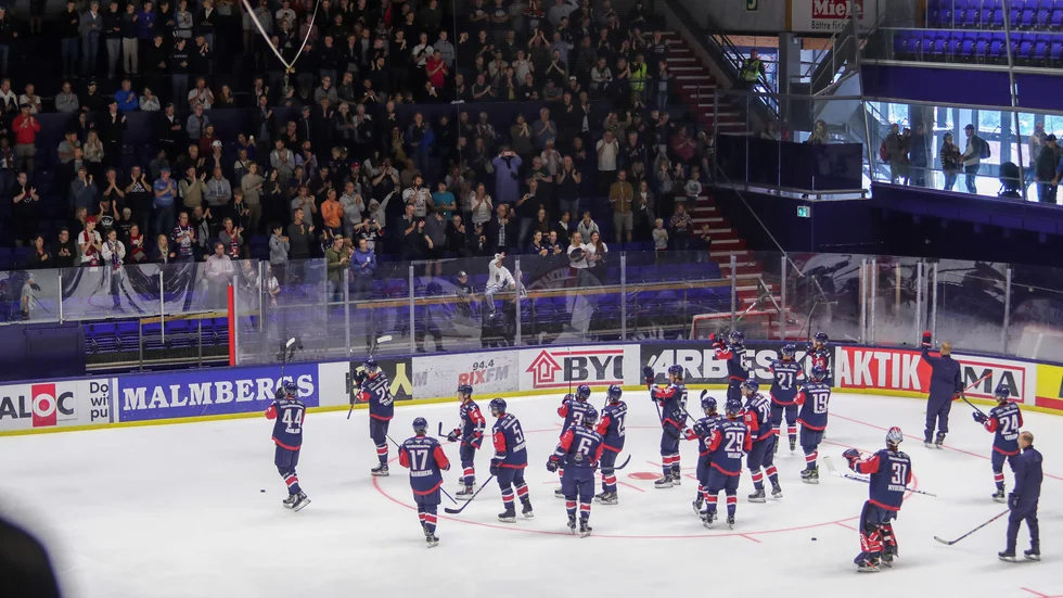 Linköping HC:s herrar avslutade med att tacka publiken innan de ställde upp för autografskrivning. Klubbdirektören uppskattade publiksifran till dryga 2 000 personer efteråt.