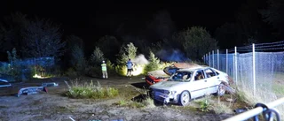 Skrotbilar stod i lågor – ska utredas av polis