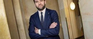 Blågul idrottsminister håller regnbågsfanan högt