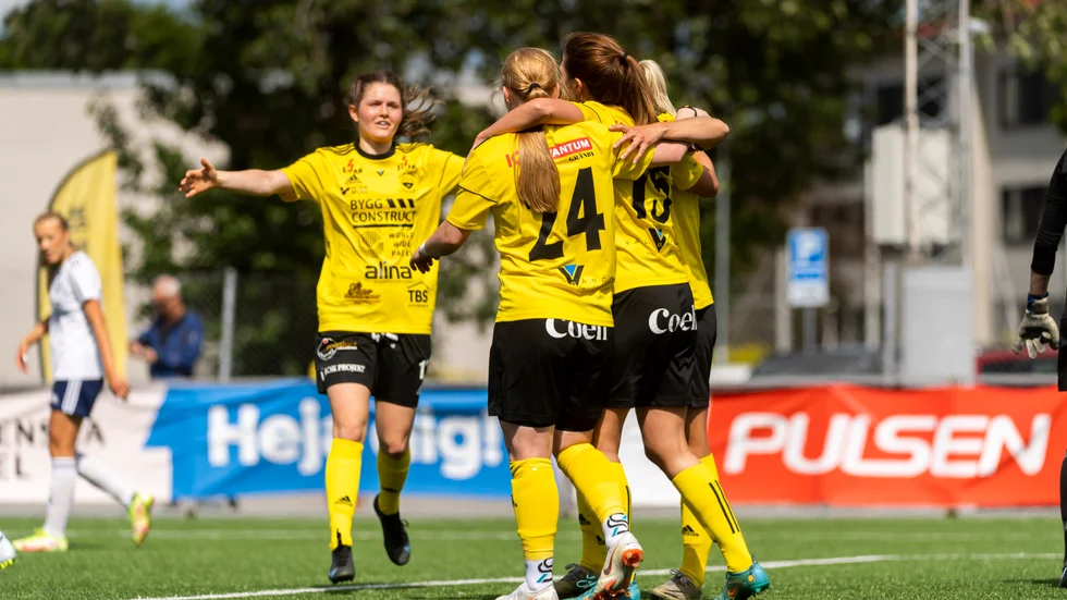 Gusk-spelarna firar sitt första mål i 3-1-vinsten hemma mot Älvsjö