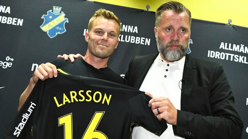 Sebastian Larsson är klar för AIK de närmaste 2,5 åren och här visar han tröja nummer 16 tillsammans med klubbchefen Björn Wesström.