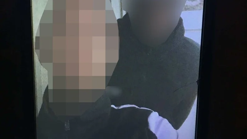 16-åringen och hans kompisar menar att de känner igen personen som rånade 16-åringen. En av kompisarna följer personen på Instagram.