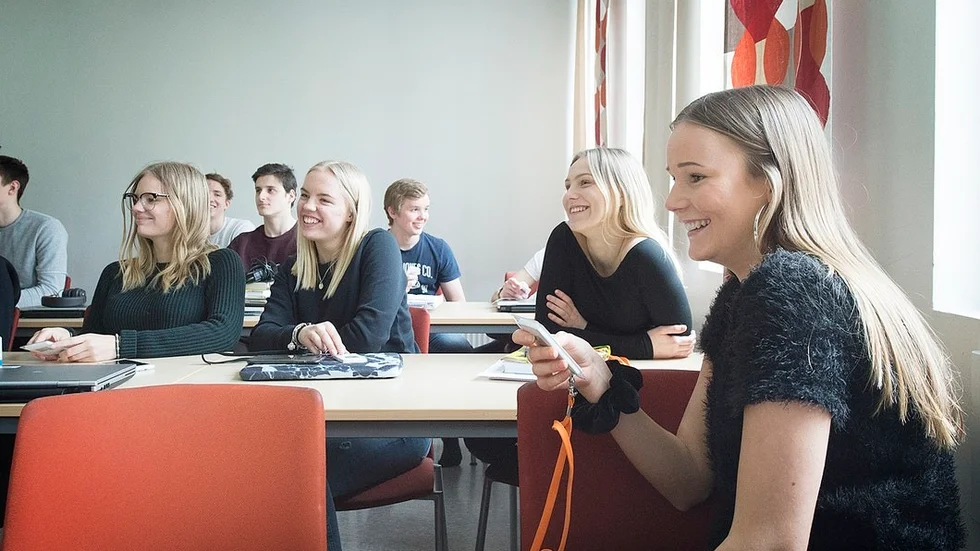 Agnes Halvardson svarar med mentometerknappen på en av alla frågor som ställdes under dagens föreläsning om privatekonomi.