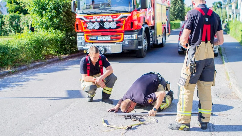 Björn Hellberg, Hans Lind och Andreas Molund från räddningstjänsten undersökte slukhålet som spärrades av i förebyggande syfte.