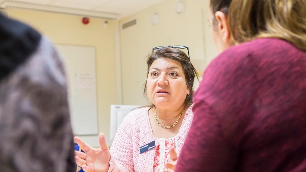 Shukriye Giylai kan på flera sätt känna igen sig själv i de nyanlända som hon hjälper till att undervisa inom Viadidakts svenska för invandrare.