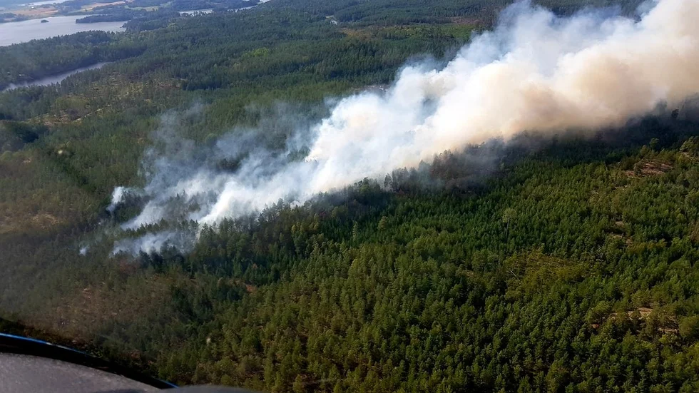En lång rökkorridor spred sig från branden i Gnesta.