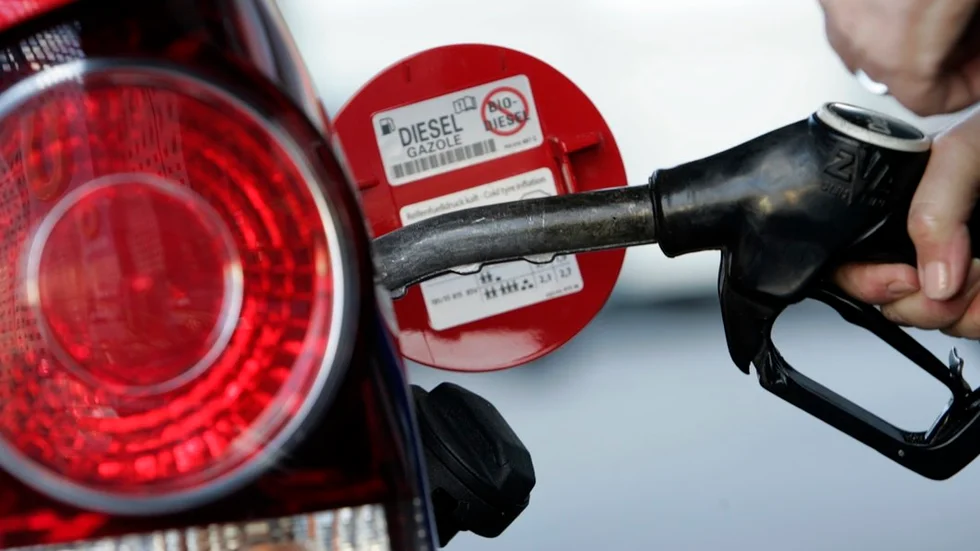 De tiotusentals familjer som köpte en dieselbil i stället för en bensindriven bil blir nu straffade och det är inte rättvist eller rimligt, skriver debattörerna.