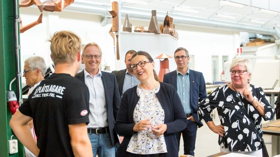 Gymnasieminister Anna Ekström (S) i mitten pratar med eleven Anton Åström som går på PVF Teknikcentrums yrkesutbildning. Bakom henne från vänster står Gunilla Magnusson (S), Erik Olovsson (S), Tommi Lykke (S), Johan Söderberg (S) och Caroline Helmersson Olsson (S).